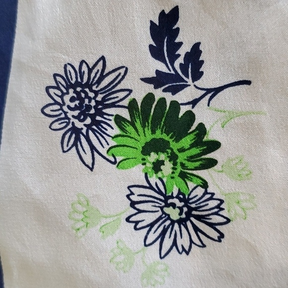 Robinson Golluber VTG scarf white and navy  floral approx 21 X 21 - Picture 3 of 6